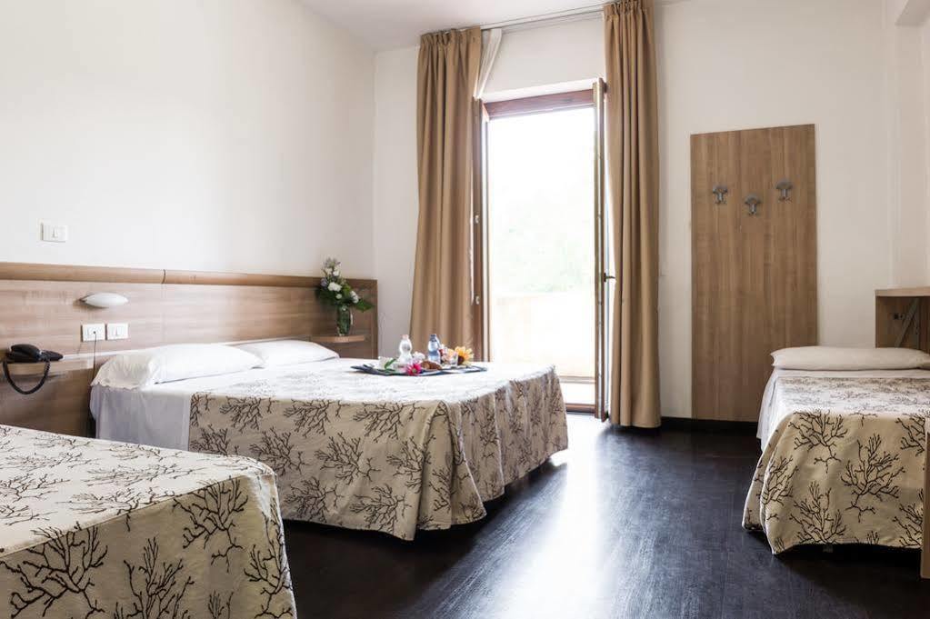 Hotel Rondine มาริเนลลา ดิ ซาร์ซานา ภายนอก รูปภาพ